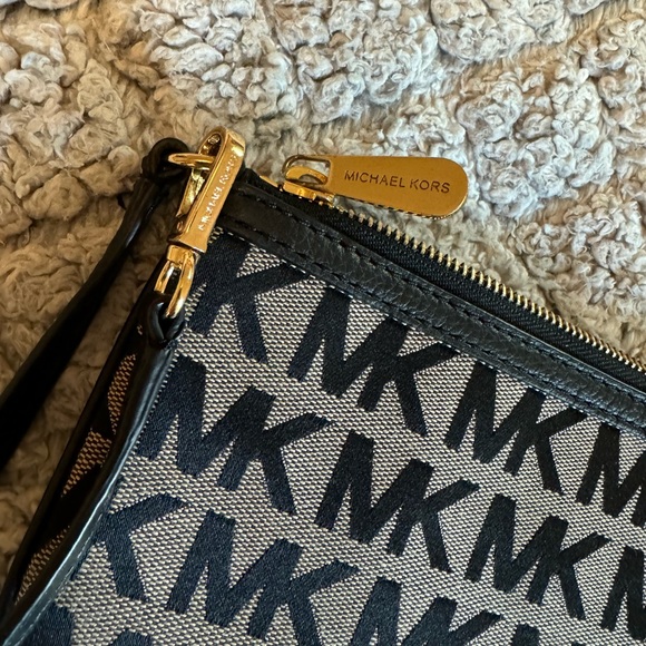 Michael Kors Wristlet - Picture 5 of 6